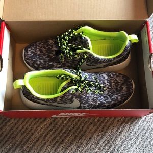 Barely worn NIKE ROSHE